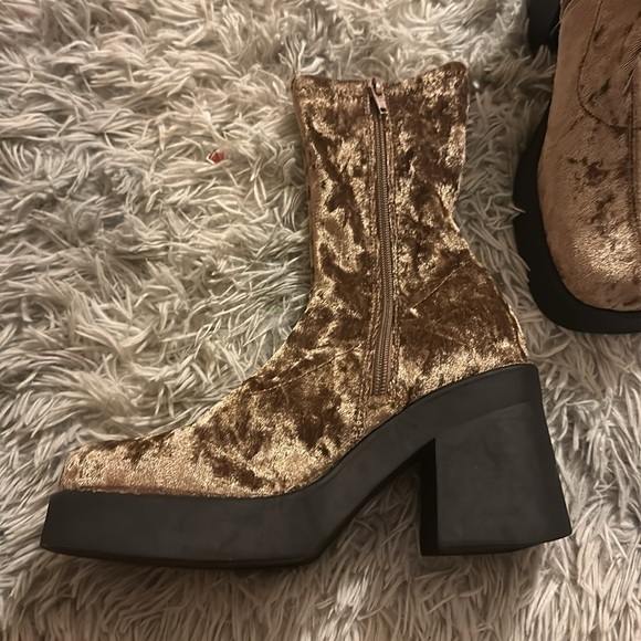 Steve Madden Klayton taupe velour lugged heel boot NWOT 7.5 - Picture 4 of 5